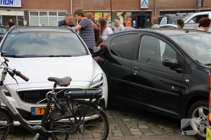 Vrouw ramt andere auto's bij inparkeren