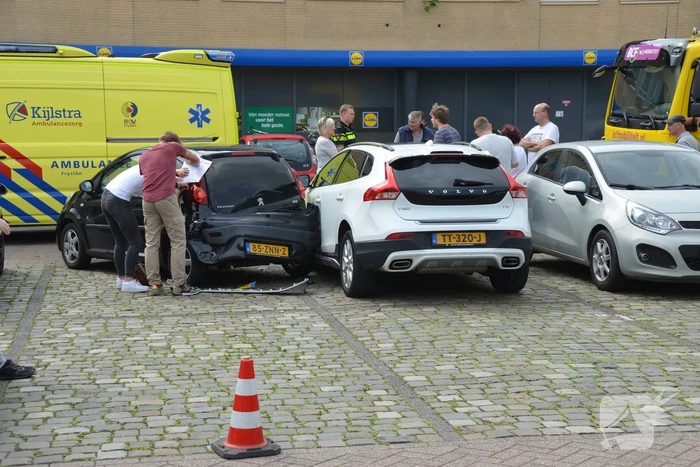 Vrouw ramt andere auto's bij inparkeren
