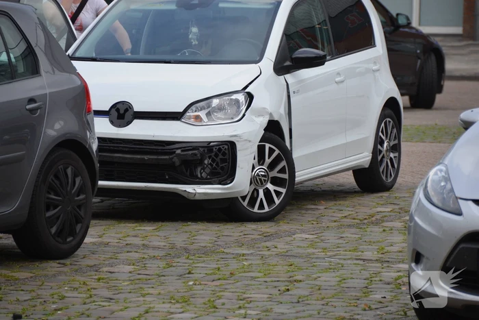 Vrouw ramt andere auto's bij inparkeren