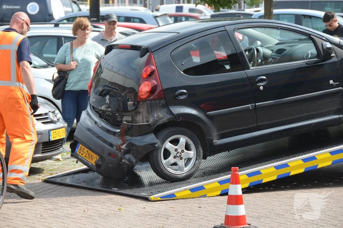 Vrouw ramt andere auto's bij inparkeren