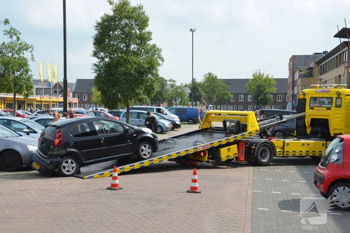Vrouw ramt andere auto's bij inparkeren