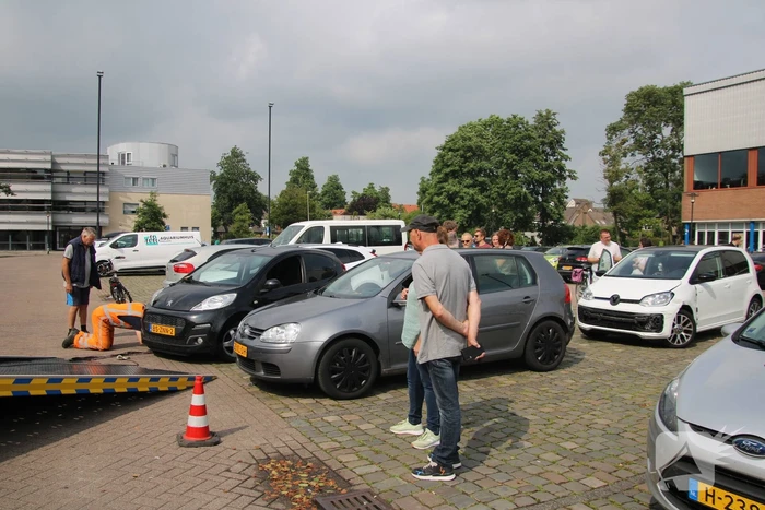 Vrouw ramt andere auto's bij inparkeren