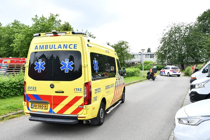 Bezorger gaat onderuit brommer en botst op auto