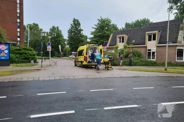 Twee opzittenden gaan met scooter onderuit