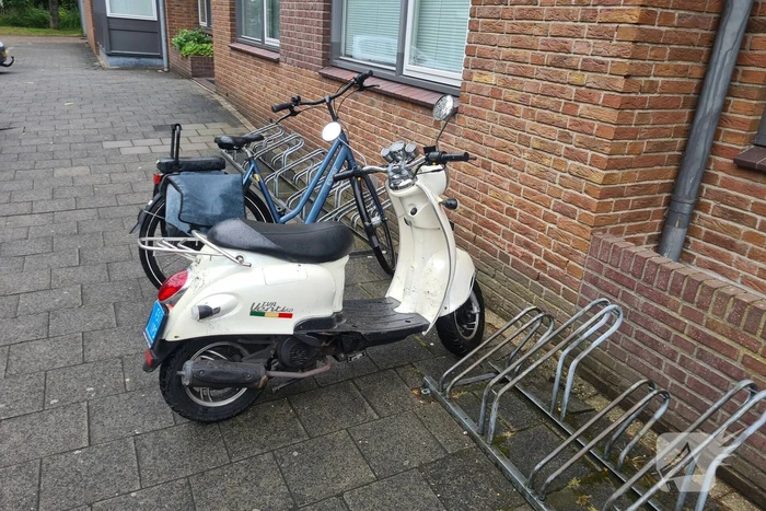Twee opzittenden gaan met scooter onderuit