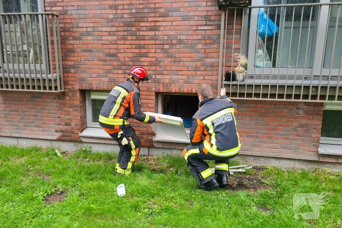 Brandweer ventileert kelder na vreemde lucht
