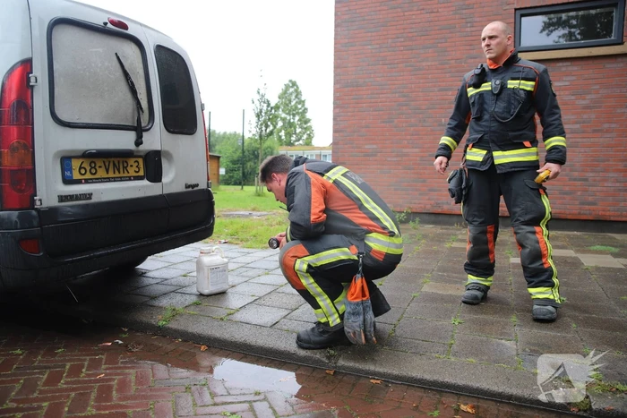 Brandweer ventileert kelder na vreemde lucht