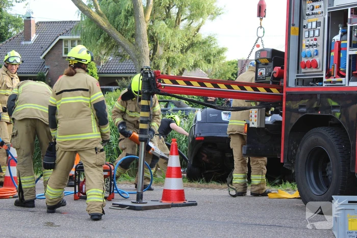 Twee aanhoudingen nadat gestolen auto te water raakt