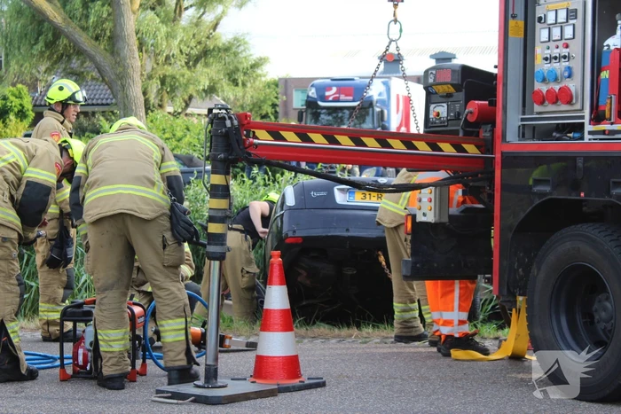 Twee aanhoudingen nadat gestolen auto te water raakt