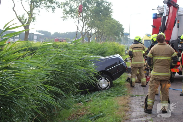 Twee aanhoudingen nadat gestolen auto te water raakt