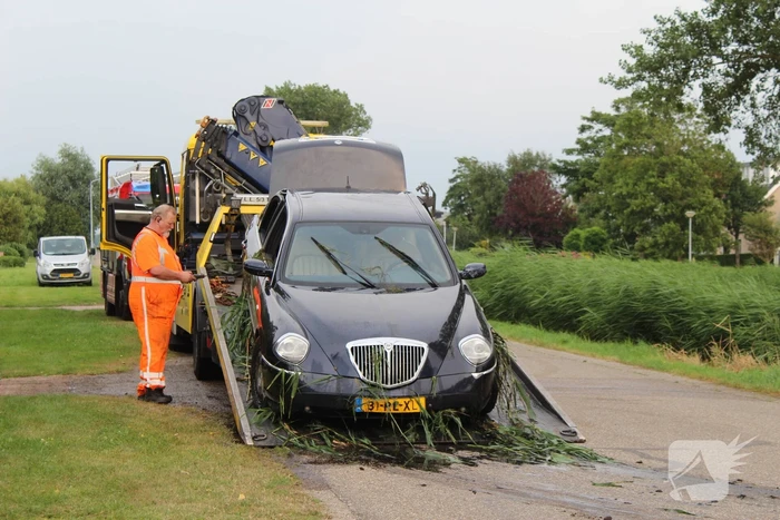 Twee aanhoudingen nadat gestolen auto te water raakt