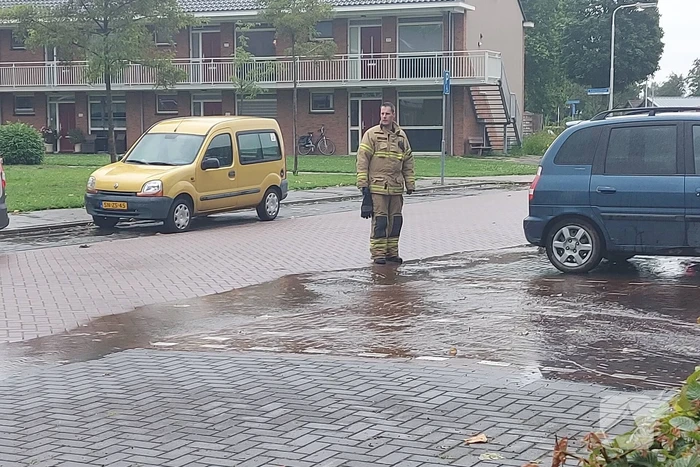 Zware regenval zorgt voor wateroverlast bij zwembad