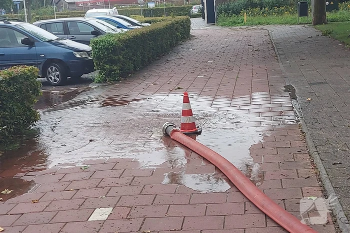 Zware regenval zorgt voor wateroverlast bij zwembad