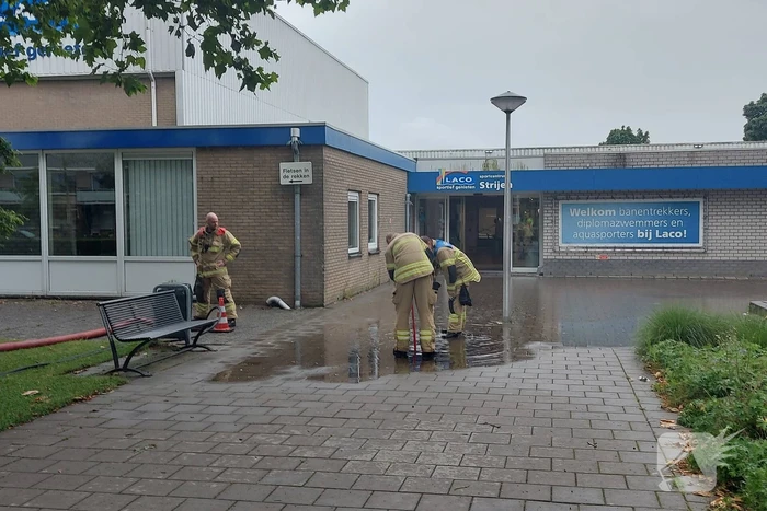 Zware regenval zorgt voor wateroverlast bij zwembad