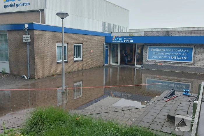 Zware regenval zorgt voor wateroverlast bij zwembad
