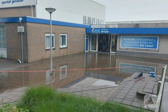Zware regenval zorgt voor wateroverlast bij zwembad