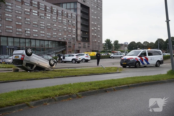 Auto raakt paal en slaat over de kop