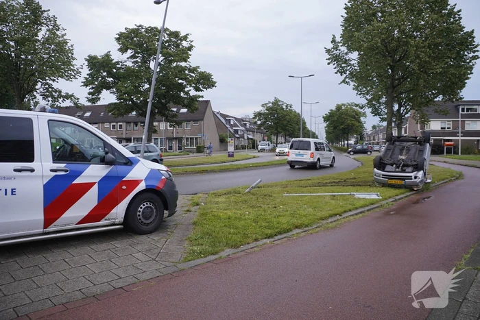 Auto raakt paal en slaat over de kop