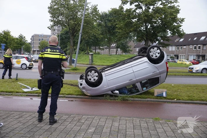 Auto raakt paal en slaat over de kop