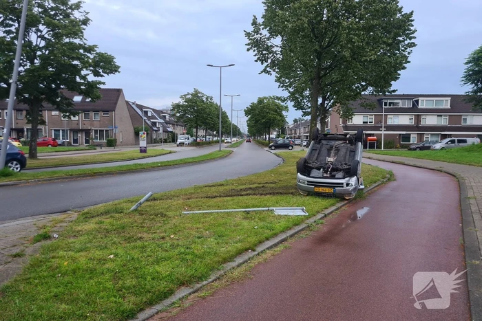 Auto raakt paal en slaat over de kop