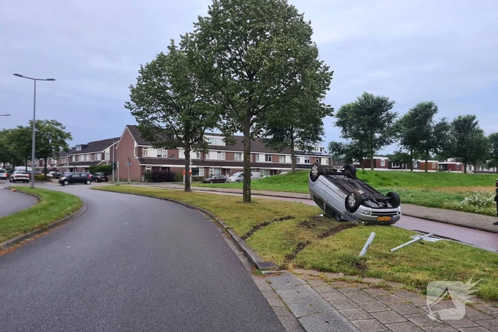 Auto raakt paal en slaat over de kop