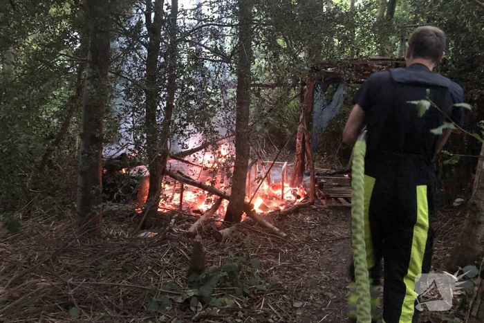 Brandweer blust in brand gestoken rommel