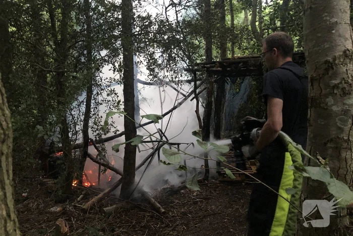 Brandweer blust in brand gestoken rommel