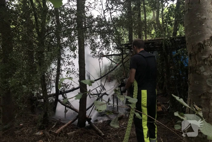 Brandweer blust in brand gestoken rommel