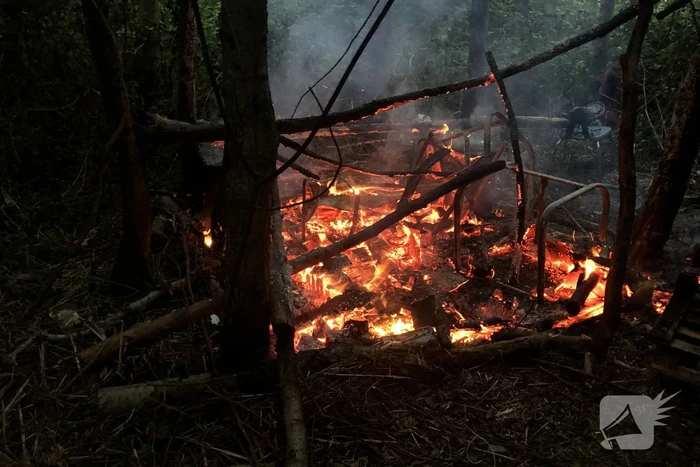 Brandweer blust in brand gestoken rommel