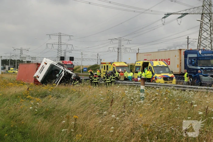 Vrachtwagen vliegt op vangrail