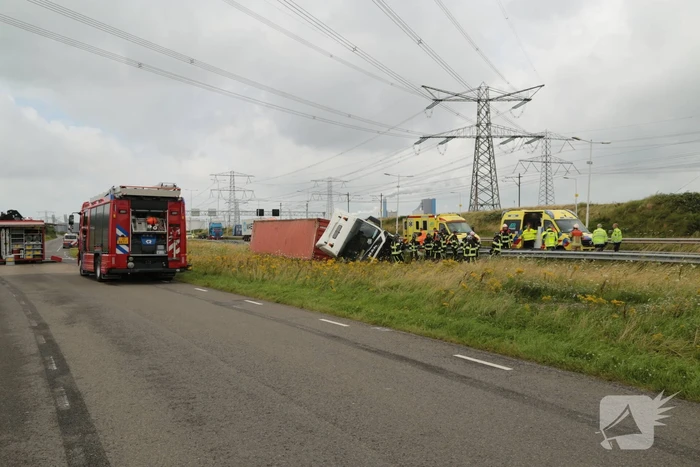 Vrachtwagen vliegt op vangrail