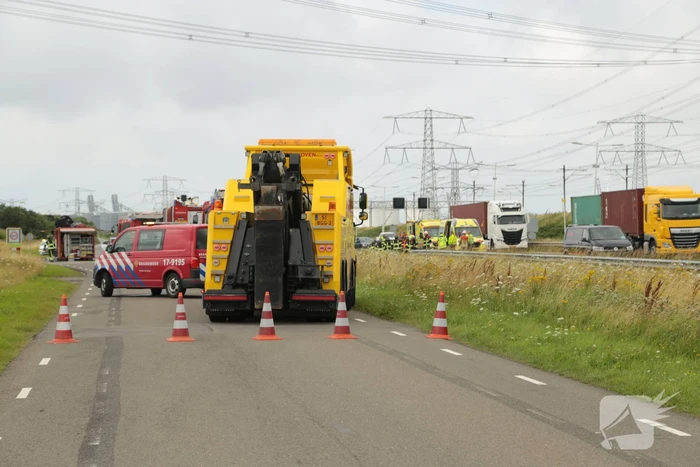 Vrachtwagen vliegt op vangrail