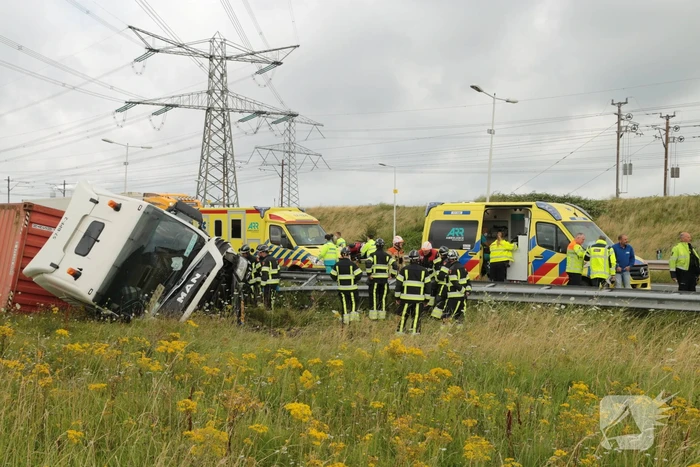 Vrachtwagen vliegt op vangrail