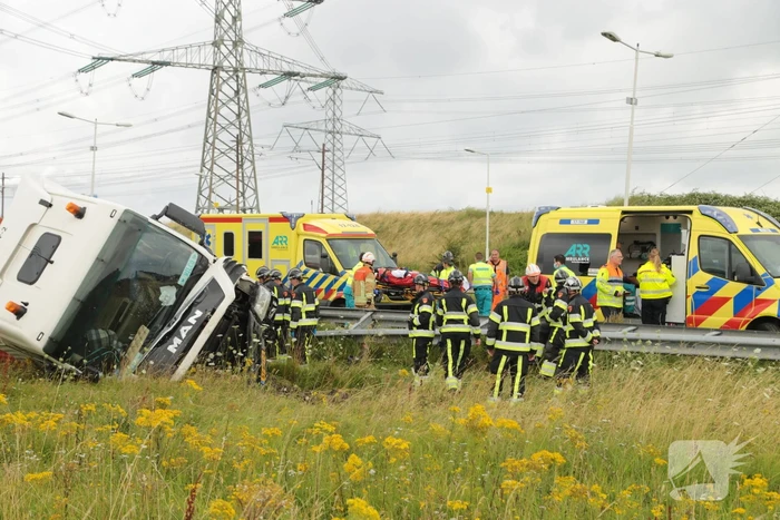Vrachtwagen vliegt op vangrail