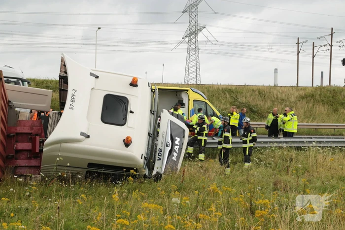 Vrachtwagen vliegt op vangrail