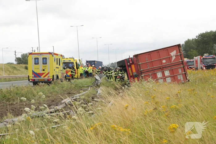 Vrachtwagen vliegt op vangrail