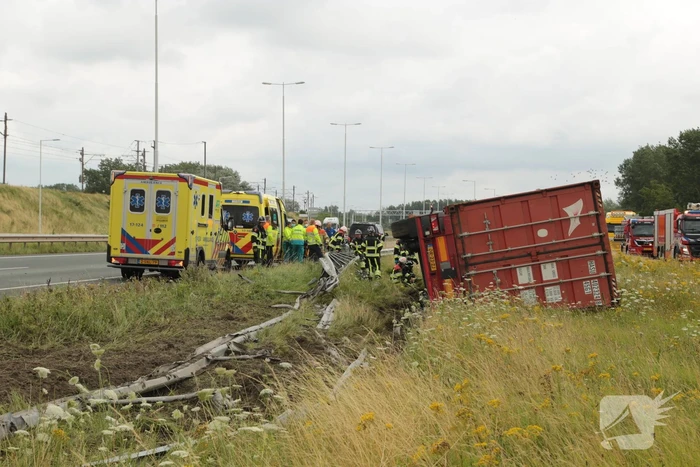 Vrachtwagen vliegt op vangrail