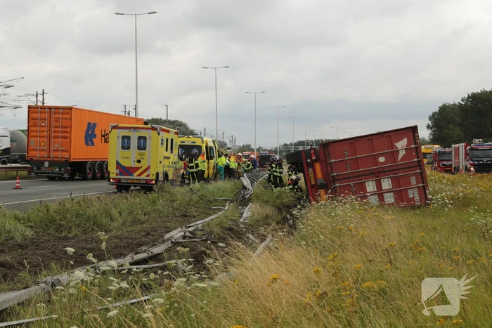 Vrachtwagen vliegt op vangrail
