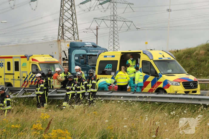 Vrachtwagen vliegt op vangrail