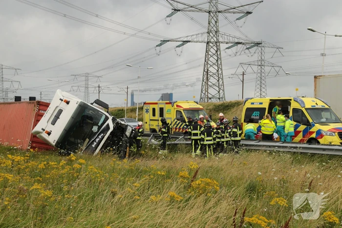 Vrachtwagen vliegt op vangrail