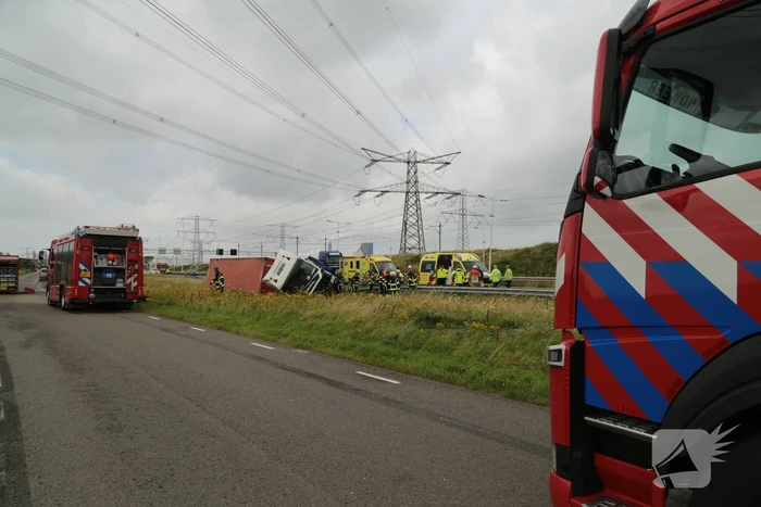 Vrachtwagen vliegt op vangrail