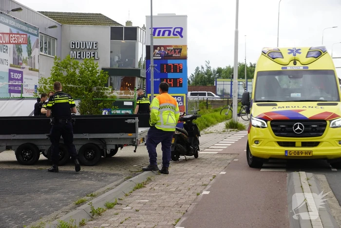 Scooterrijder botst op bestelwagen open laadbak