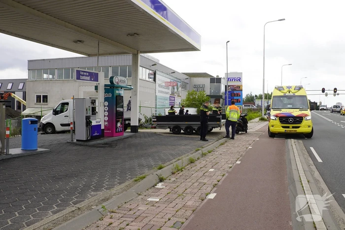 Scooterrijder botst op bestelwagen open laadbak