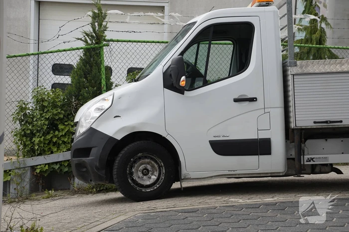 Scooterrijder botst op bestelwagen open laadbak