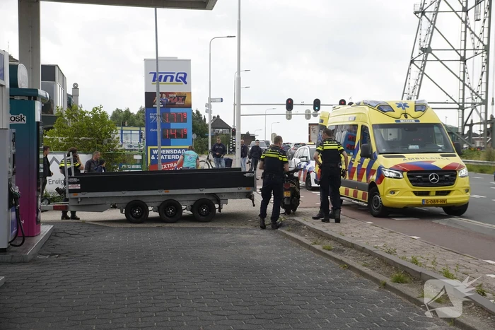 Scooterrijder botst op bestelwagen open laadbak