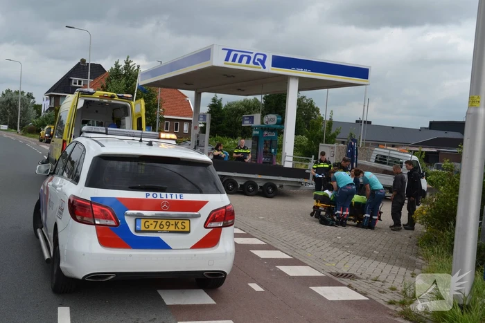 Scooterrijder botst op bestelwagen open laadbak