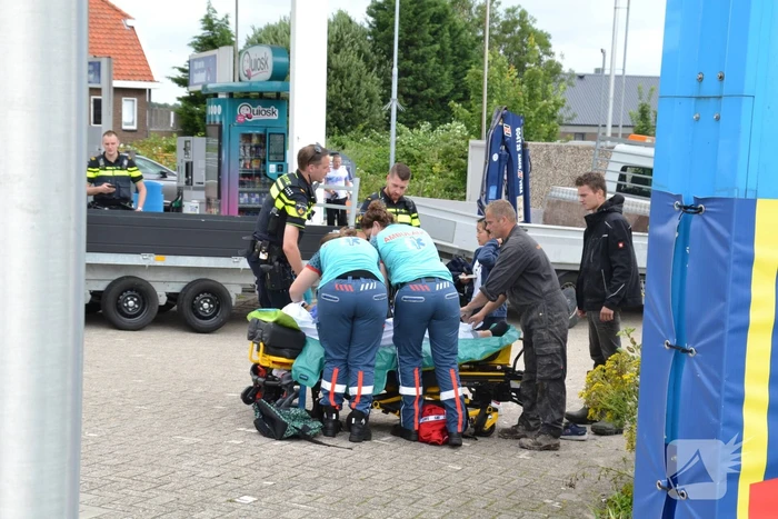Scooterrijder botst op bestelwagen open laadbak