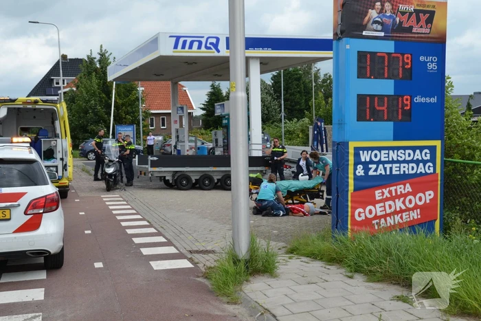 Scooterrijder botst op bestelwagen open laadbak