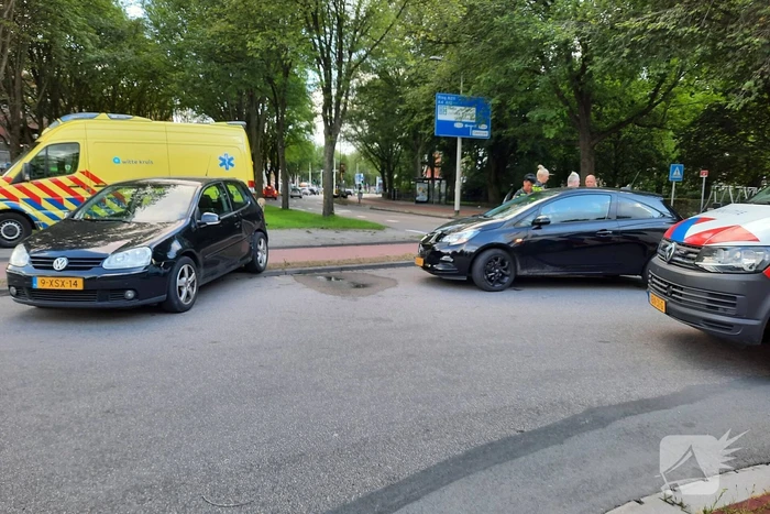 Twee auto's botsen op elkaar op kruising
