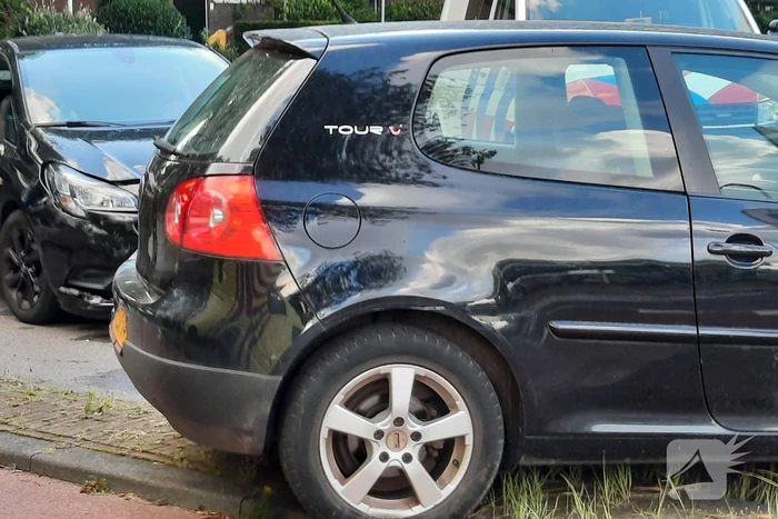 Twee auto's botsen op elkaar op kruising